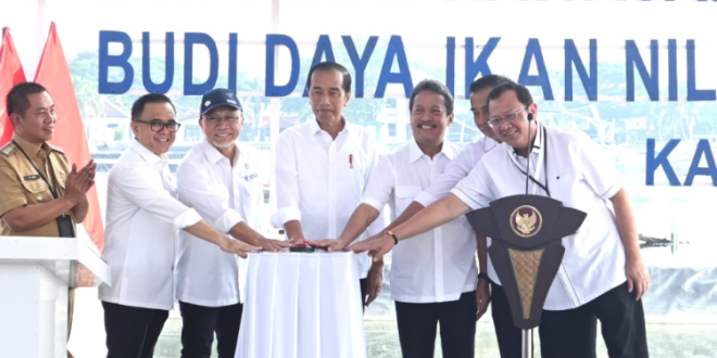 Presiden Joko Widodo meresmikan modeling kawasan tambak budidaya ikan nila salin di Balai Layanan Usaha Produksi Perikanan Budidaya, Kabupaten Karawang.