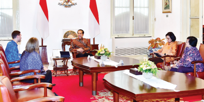 Presiden Joko Widodo (Jokowi) menerima kunjungan Menteri Iklim dan Lingkungan Hidup Norwegia, Andreas Bjelland Eriksen (kedua kiri) beserta delegasi di Istana Merdeka, Jakarta, Minggu (2/6/2024). (Foto: Setpres)